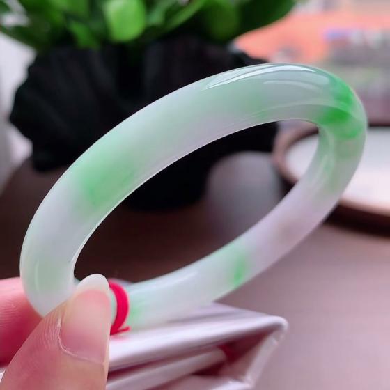 天然翡翠飘绿圆条手镯